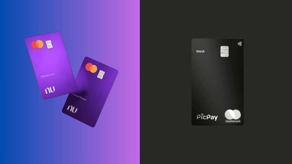 Imagem comparativa dividida verticalmente em duas partes. À esquerda, fundo em degradê azul e roxo com dois cartões Nubank em destaque, ambos na cor roxa. Um cartão está levemente inclinado para a esquerda com o nome “Gabriela Lima” impresso e o logotipo “nu” na parte inferior. O outro cartão está inclinado para a direita com o nome “Lucas Oliveira”. Ambos exibem chip e logotipo Mastercard no canto superior. À direita, fundo escuro quase preto com um cartão PicPay Black centralizado. O cartão é preto com acabamento sofisticado, chip visível, símbolo de pagamento por aproximação no canto superior e a palavra “black” na parte superior. Na parte inferior aparecem os logotipos PicPay e Mastercard.