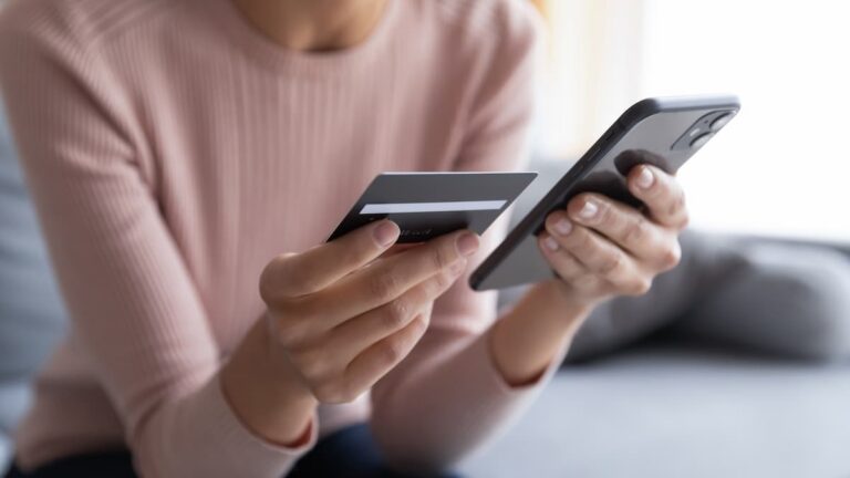 How to avoid hidden fees in digital accounts in the U.S.