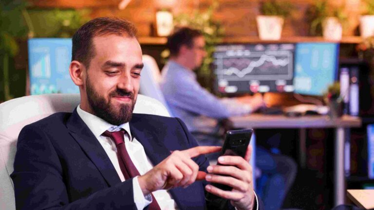 The Role of Social Media and Online Communities in Investment Decisions in the U.S. Market