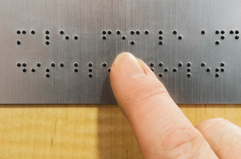 Inclusão financeira: Cartão de crédito em braille é a novidade do mercado