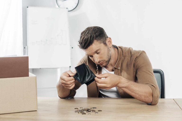 5 comportamentos financeiros que fazem você perder dinheiro