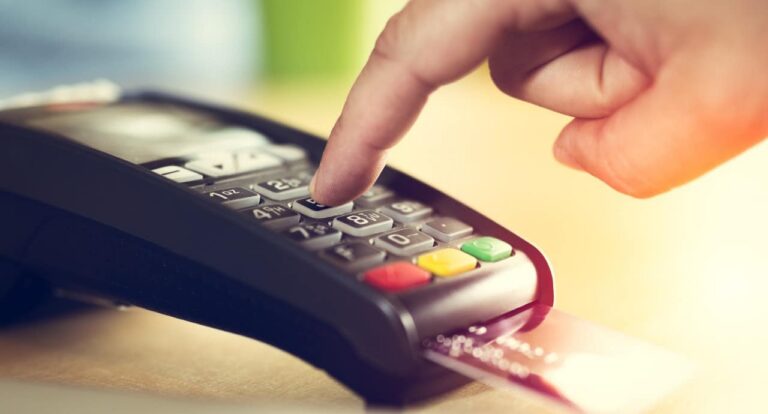 Juros rotativos do cartão de crédito: Senado dá sinal verde ao regulamento do limite!
