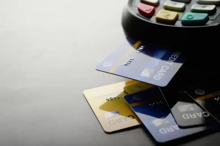 Gestão financeira eficiente: Como o cartão de débito pode ajudar no controle do orçamento familiar?