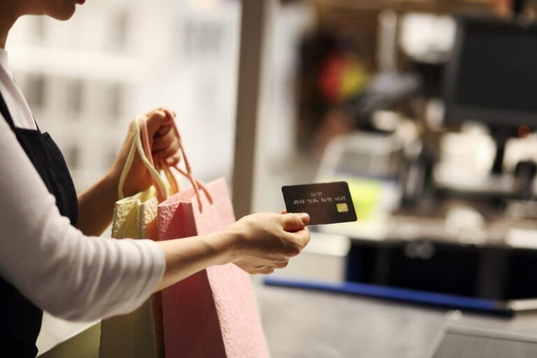 Cartões de crédito co-branded: Vantagens e desvantagens das parcerias com marcas!