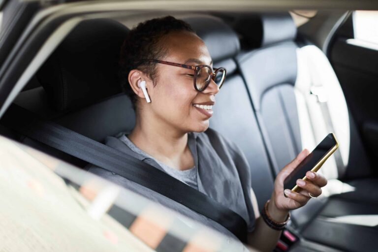 Economize nos deslocamentos: Cartões de crédito com descontos em Uber, táxi e transporte público!