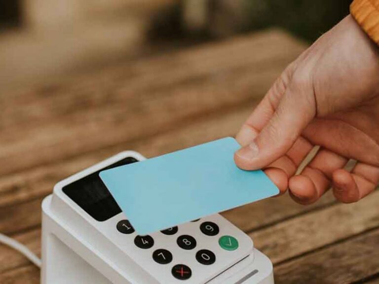 Toque e pronto: Os melhores cartões com tecnologia de aproximação no Brasil