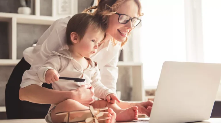 Renda extra para mães: Ideias flexíveis e lucrativas para conciliar maternidade e trabalho!
