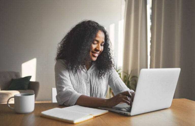 Como se tornar redatora freelancer: guia para mulheres criativas