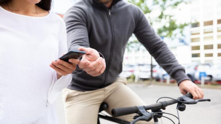 Teve o celular roubado? Descubra como garantir a segurança das suas contas!
