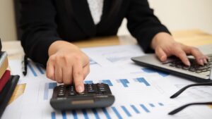 Como os bancos estão criando programas de fidelidade além dos cartões: seguros, investimentos e descontos
