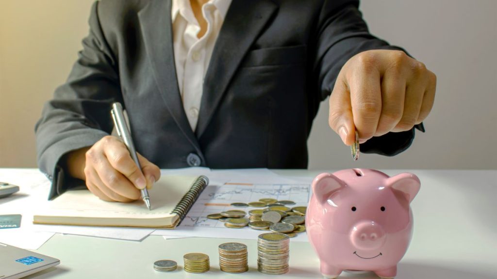 Como organizar o orçamento em um cenário de crédito caro: estratégias práticas para 2025