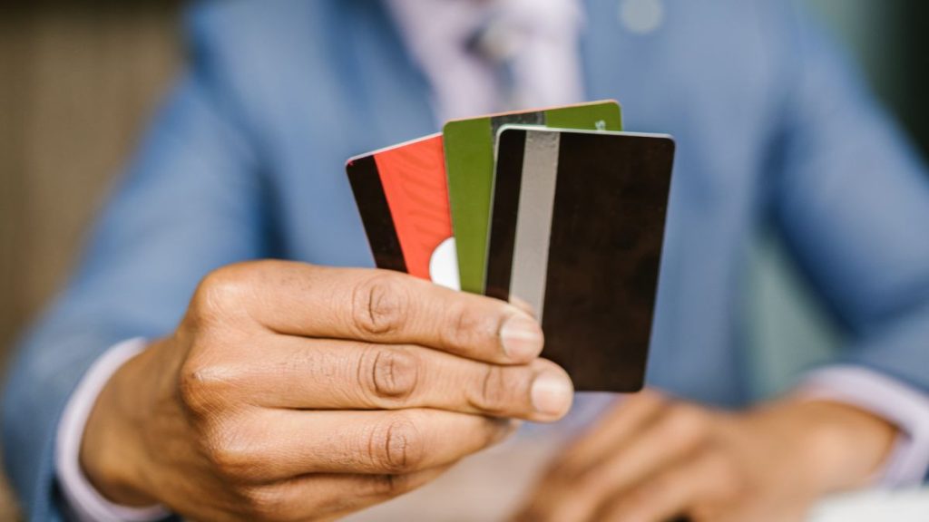 Cartões personalizados por estilo de vida: como bancos estão criando produtos sob medida para gamers, viajantes e profissionais liberais