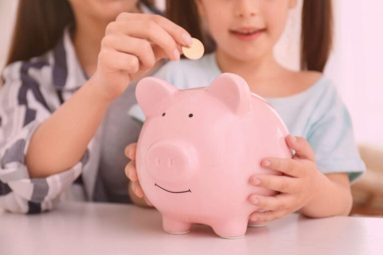 Sem dinheiro, dá para ensinar finanças para as crianças?