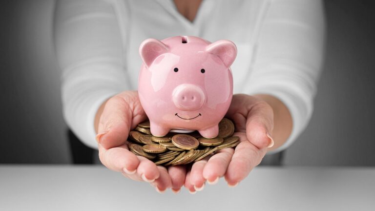 Conheça estratégias para economizar dinheiro em 2023