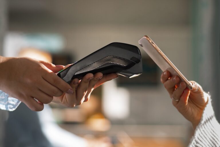 Recarga de celular e pagamentos de contas: como usar sua conta digital para tudo?