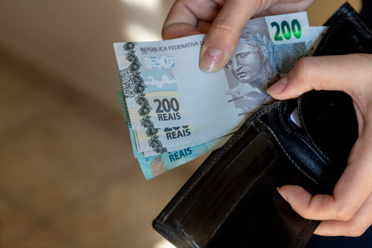Vale a pena pegar empréstimo para pagar dívidas? Descubra aqui!