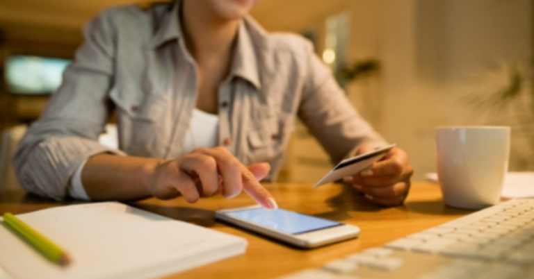 O Avanço do Microcrédito Digital no Brasil: Inclusão Financeira ou Endividamento em Massa?